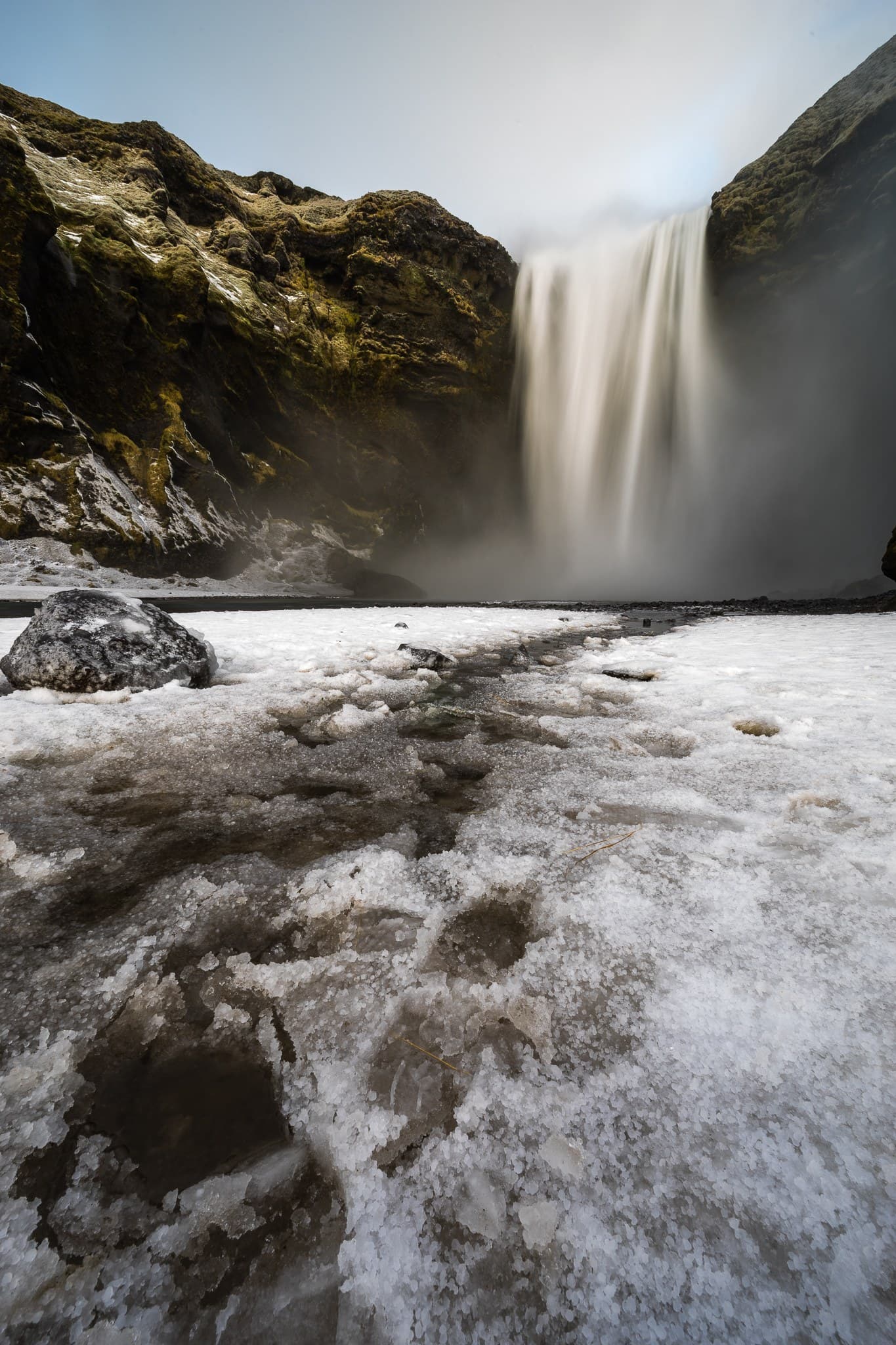 Wasserfall über dunklem Fels