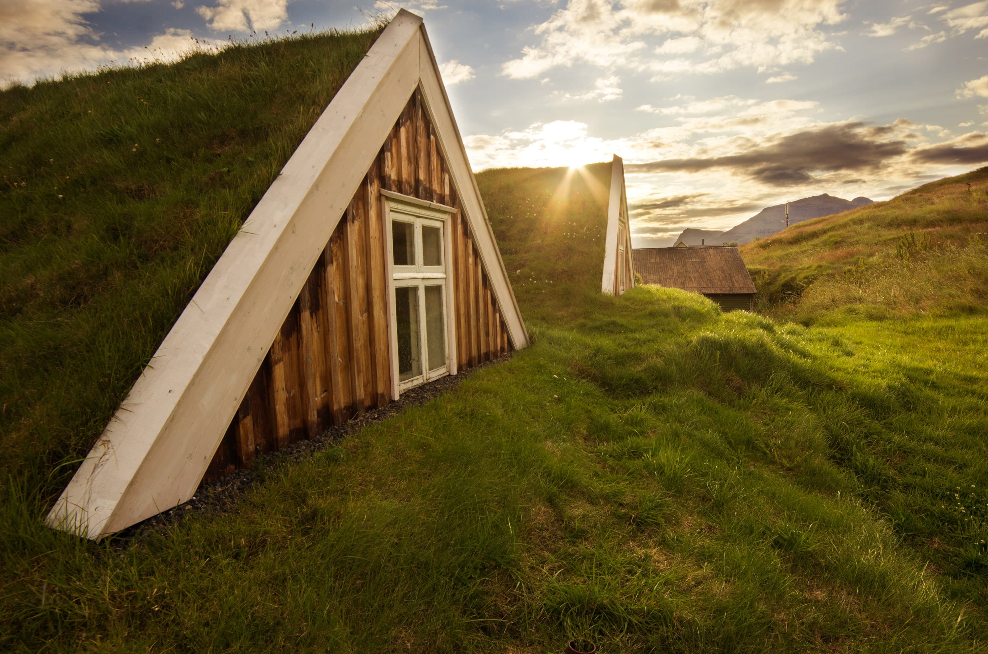 Hütte mit Grasdach im Abendlicht