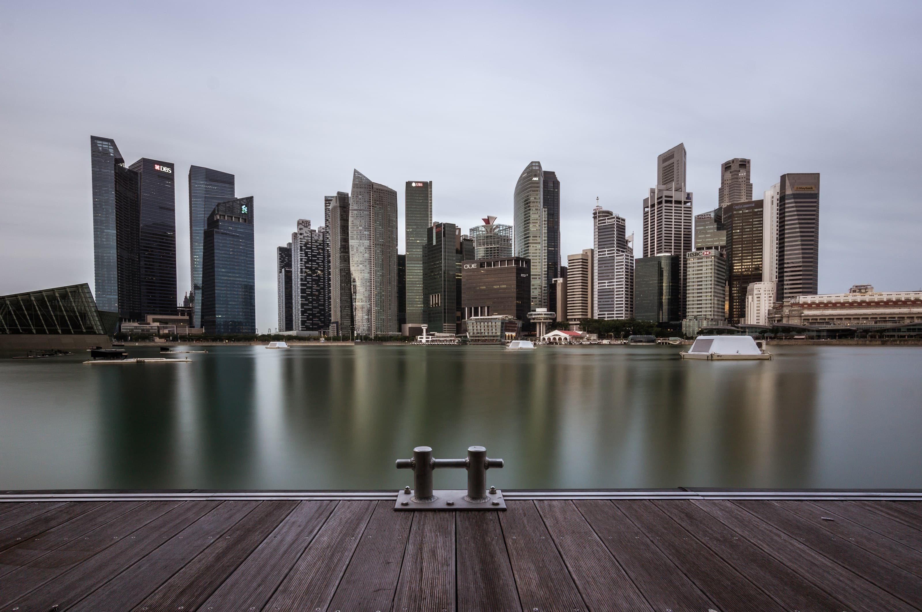 Skyline am Wasser bei Dämmerung