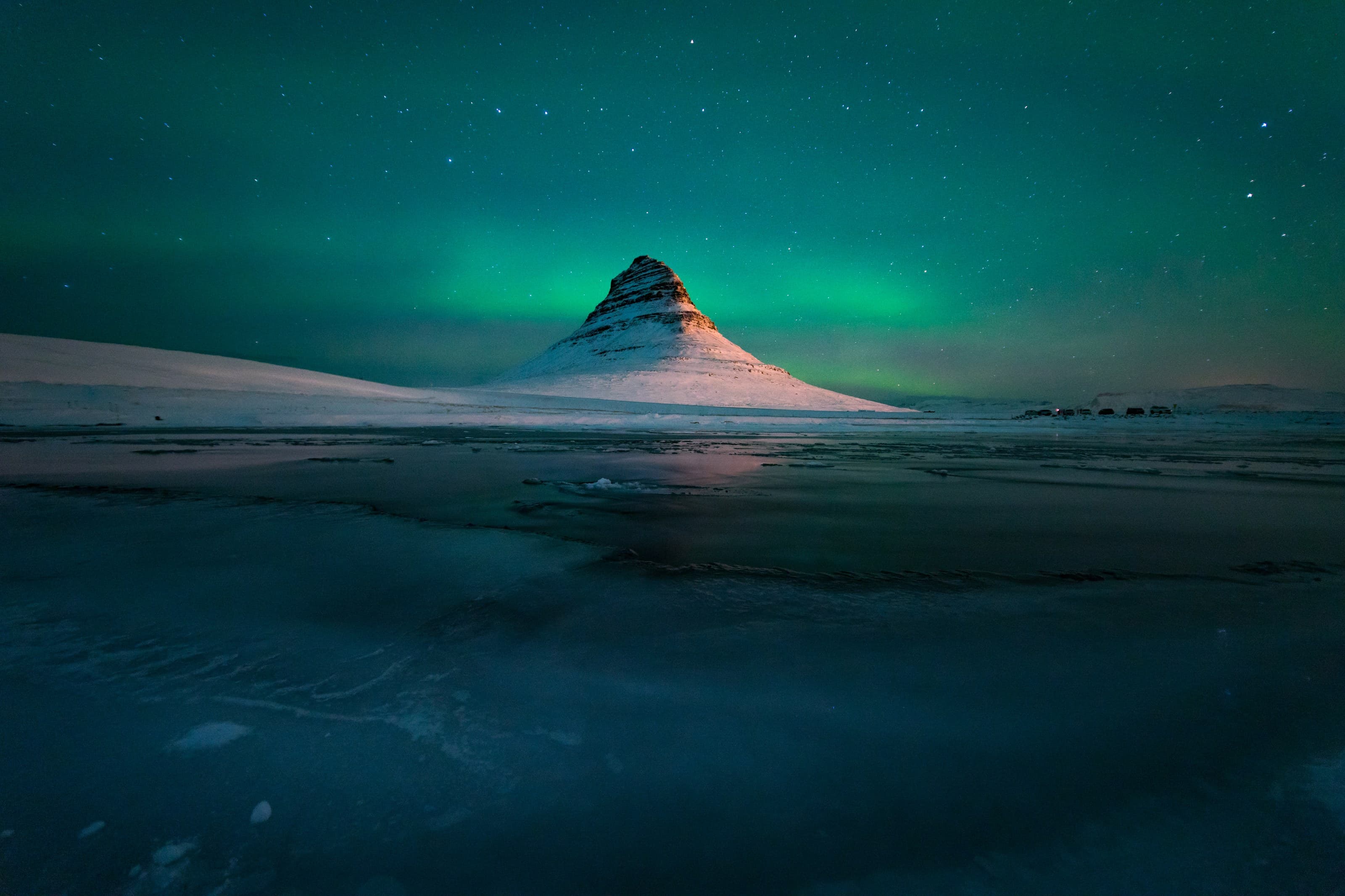 Polarlicht über einem Bergkegel